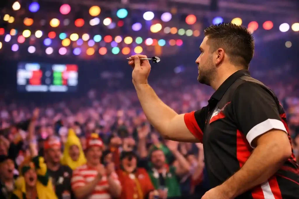 Dartspieler wirft einen Pfeil auf die Scheibe vor jubelndem Publikum in einer Turnierarena