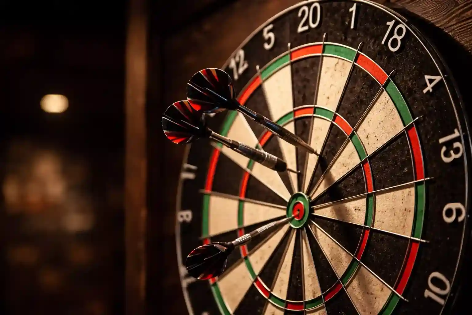 Nahaufnahme einer professionellen Dartscheibe mit Doppelfeldern und Triple-Segmenten